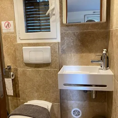 A 200m Du Centre De Vecchio.